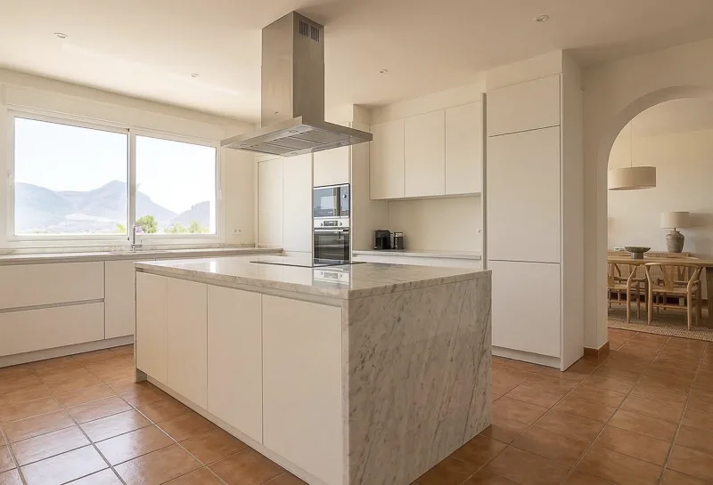 Fotógrafo de interiores para vender tu casa en Murcia: Cocina luminosa con isla | FotoVende