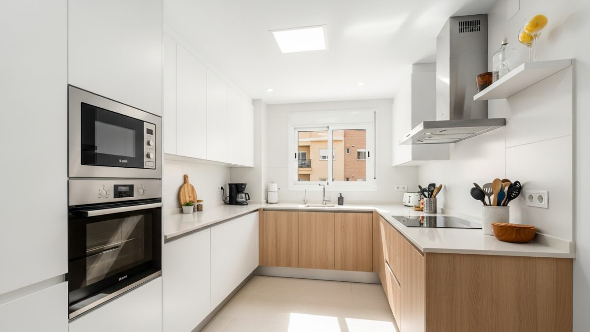 Fotografía inmobiliaria de pisos: cocina moderna en Cartagena con luz natural y composición gran angular sin distorsión